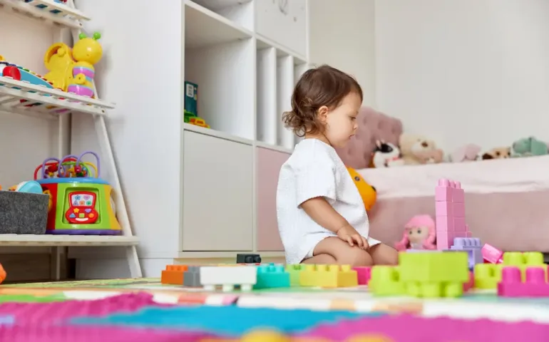 8 conseils pour apprendre à son enfant à jouer seul - May App Santé