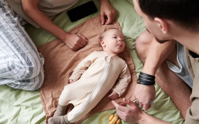 Peut-on faire dormir un nourrisson dans son lit ? may app santé