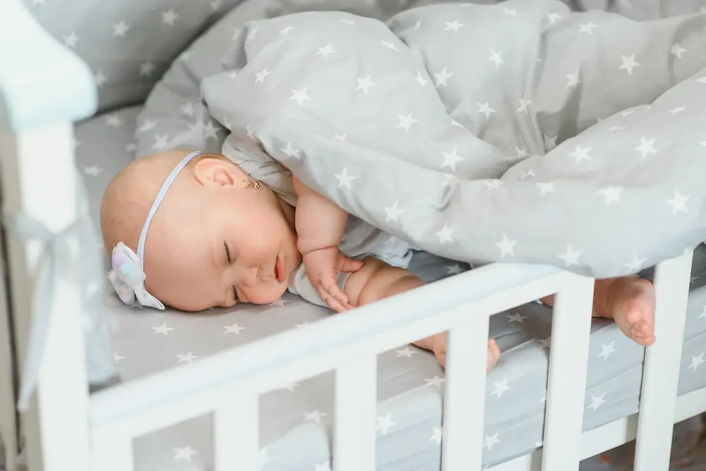 Quand mettre mon bébé dans un grand lit ? - May App Santé