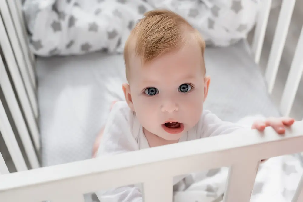 Quand mettre mon bébé dans un grand lit ? - May App Santé