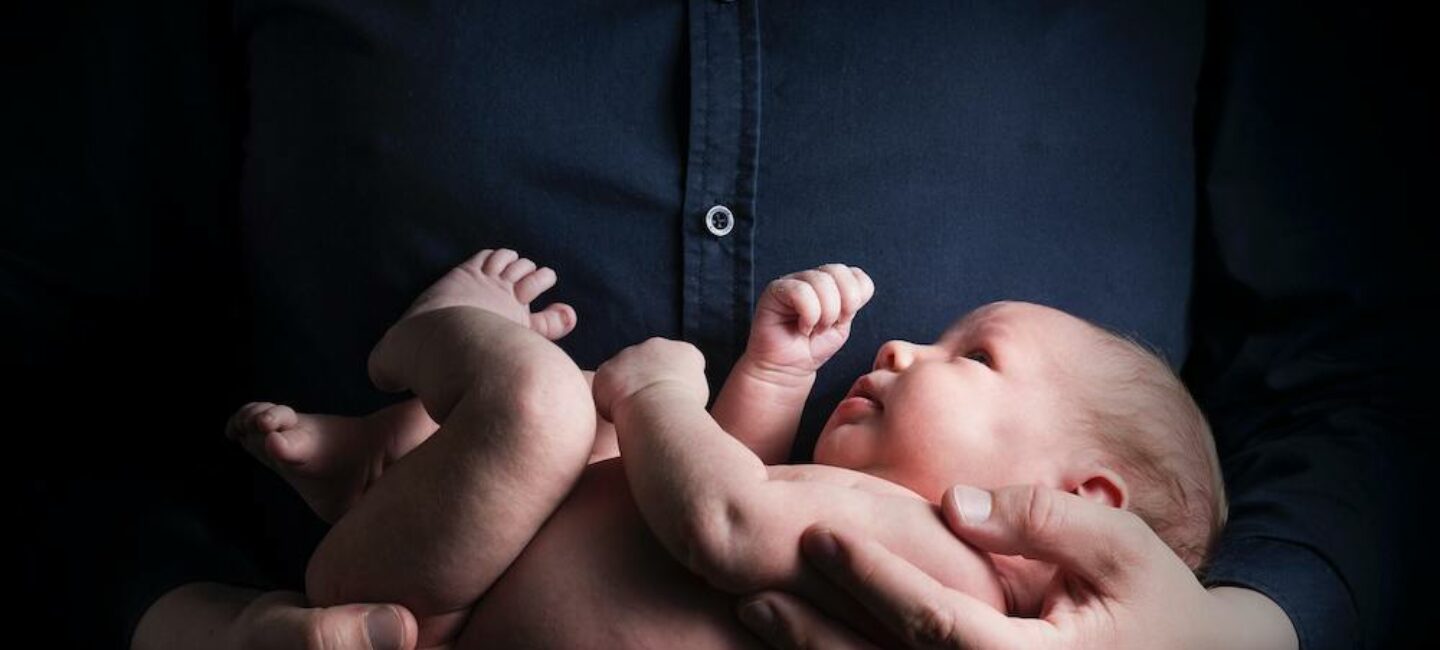 aider bébé à se retourner