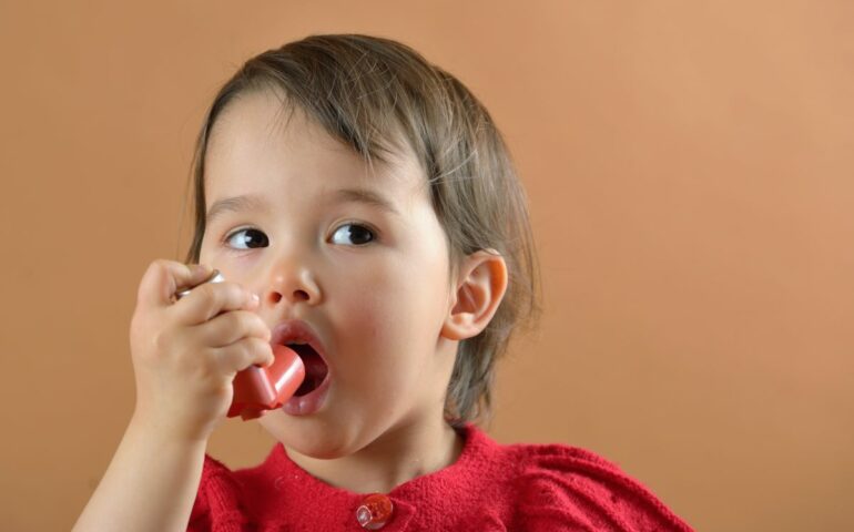 Asthme chez l’enfant / bébé : comment reconnaître et agir lors d’une crise ? - May App Santé