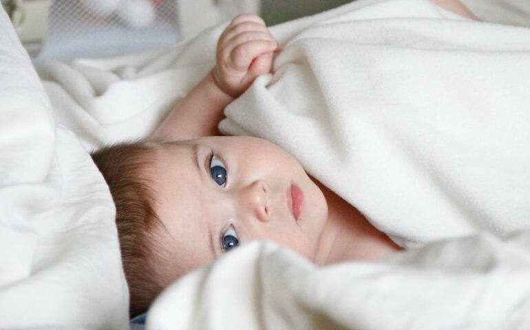 Mon bébé n’arrive pas à dormir dans son lit : que faire ? - May App Santé