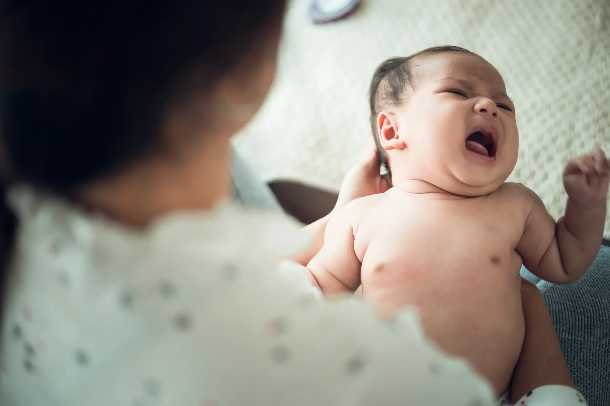 Coliques du nourrisson : causes, symptômes et traitements may app santé