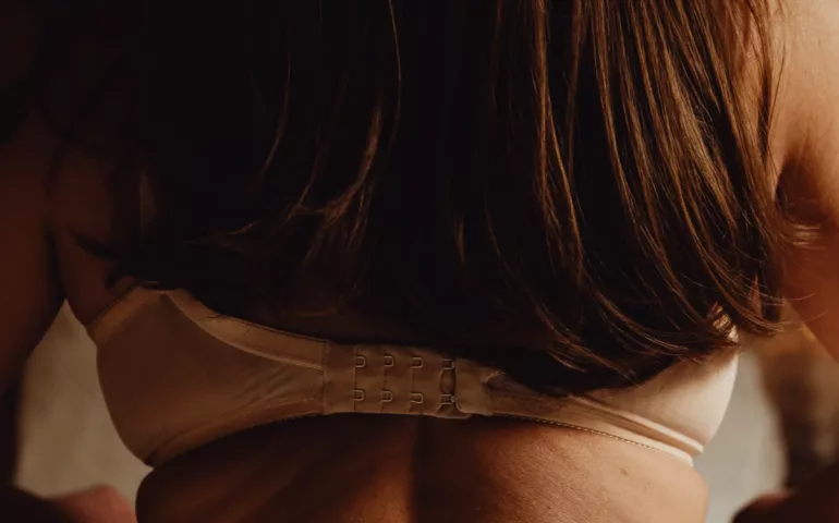 Ce qu'il faut savoir sur la chute de cheveux pendant le post-partum