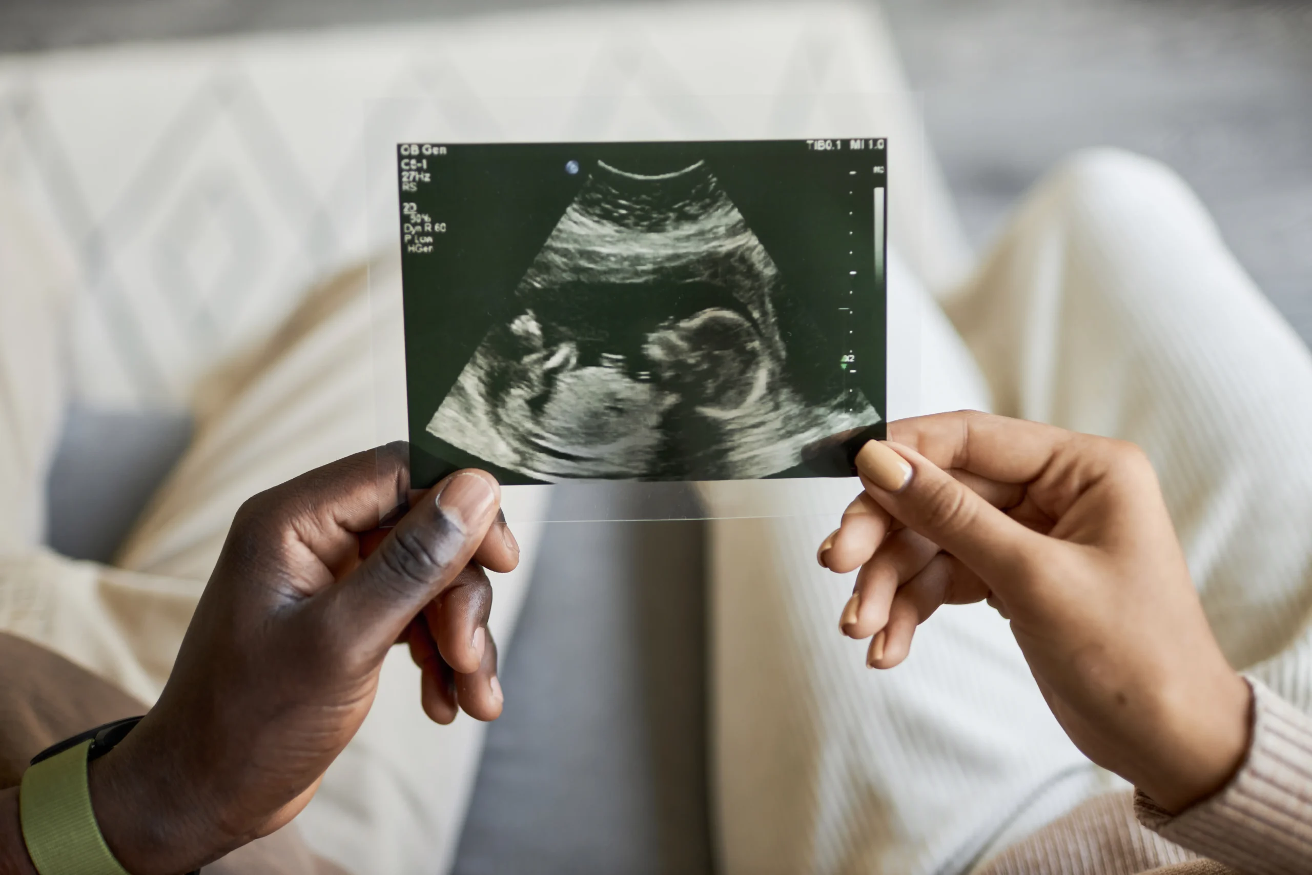 Douleurs au ventre au 1er mois de grossesse : est-ce normal ? 4 Est-il normal de ressentir des douleurs au ventre au 1er mois de grossesse ? - May santé app