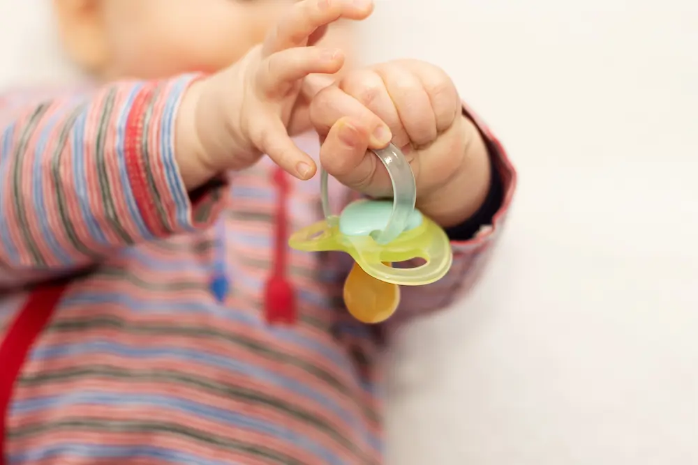 Faut-il donner une tétine à son nourrisson ? - May App Santé