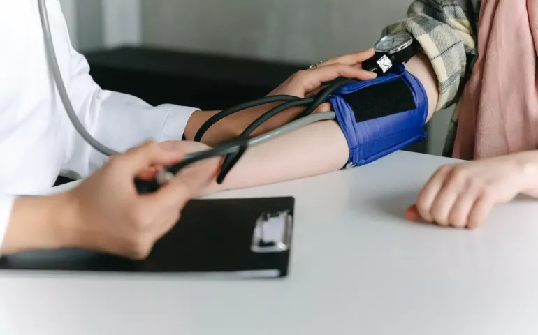 Éclampsie du post-partum : symptômes, diagnostic et prise en charge