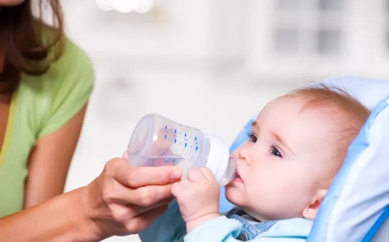 A partir de quand donner de l'eau à un nourrisson ?