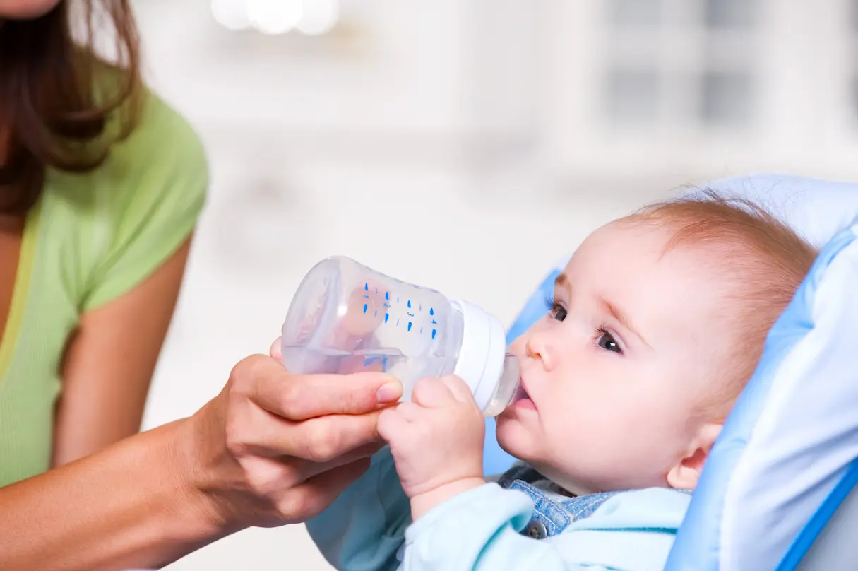 Quelle eau choisir pour le biberon de bébé ?