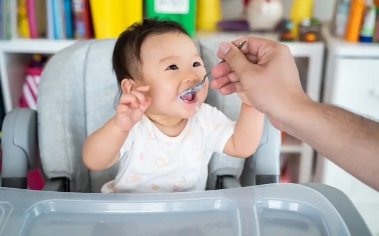 Bébé de 4 mois : tout sur son alimentation may app santé