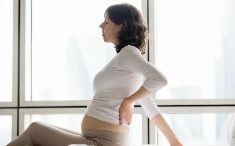 La sciatique au cours de la grossesse : causes et solutions