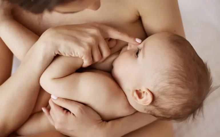 Le rot du nourrisson après l'allaitement
