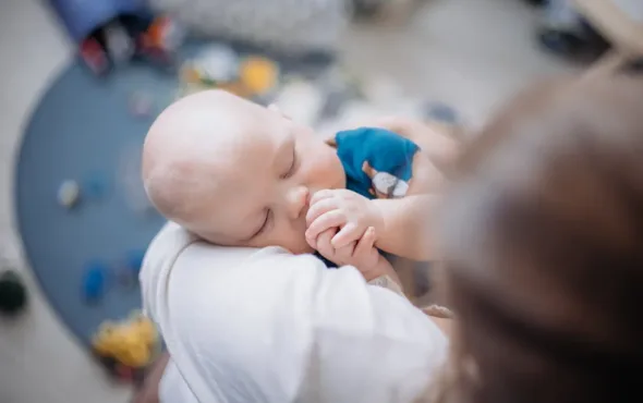 Que faire si votre nouveau-né ne veut pas dormir dans son lit ? - May App Santé