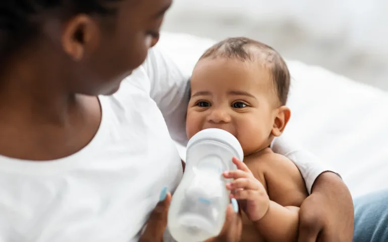A partir de quand donner de l'eau à un bébé ? - May app santé
