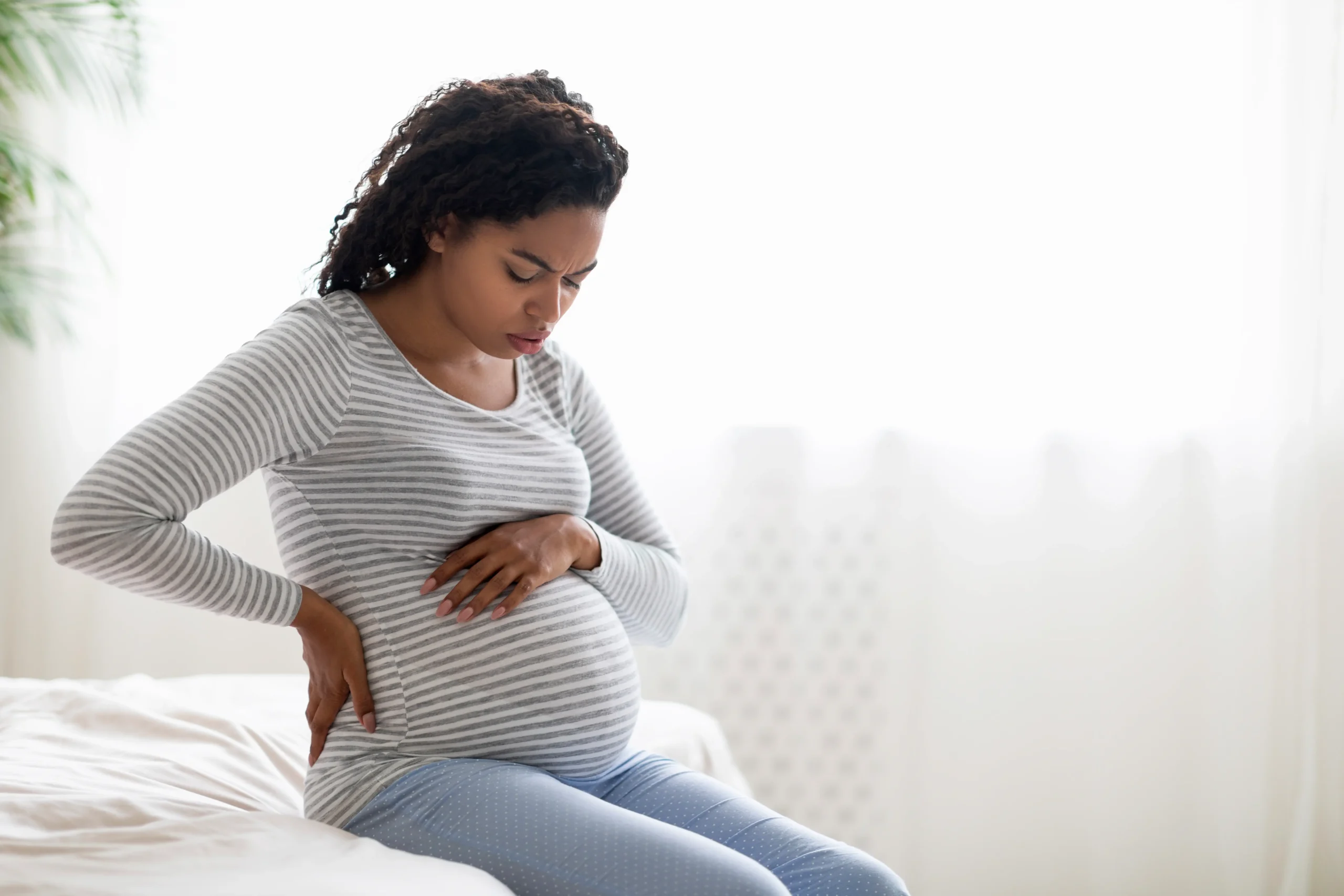 Sciatique pendant la grossesse : sympt&ocirc;mes, causes et solutions pour soulager la douleur - May app sant&eacute; 