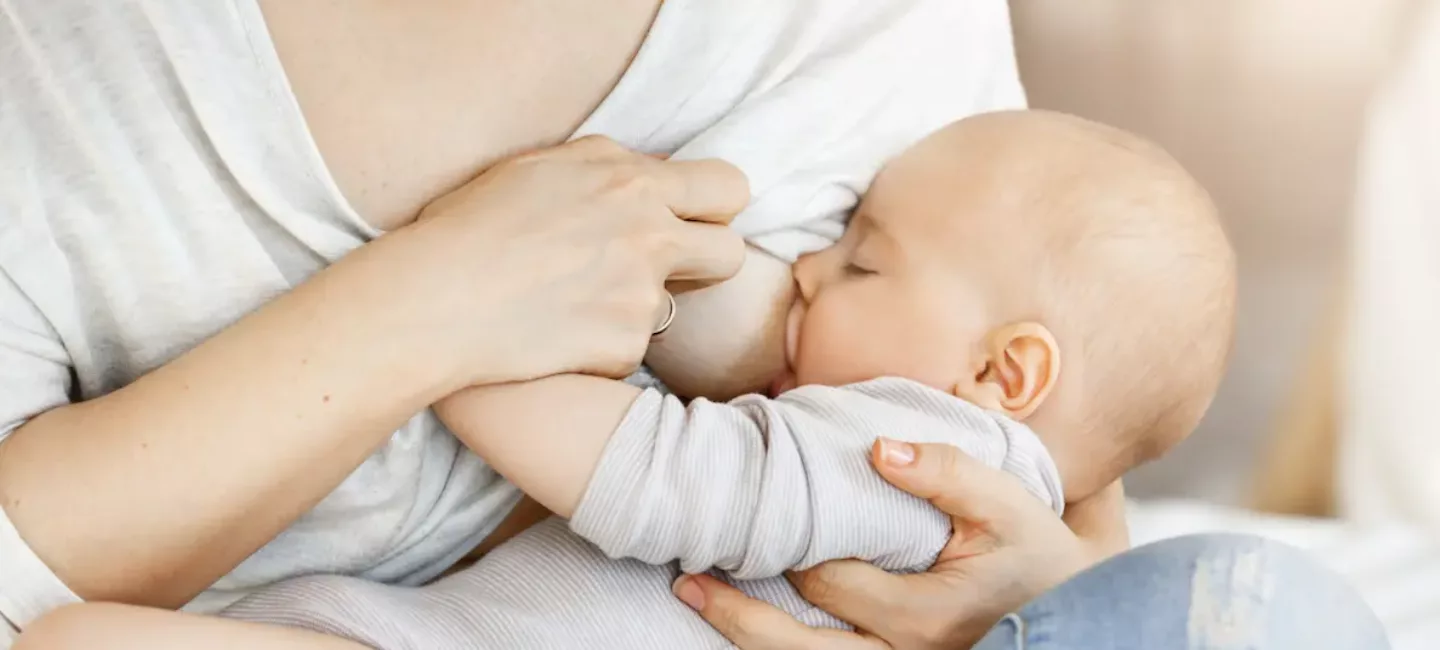 Les positions d'allaitement : placer bébé au sein