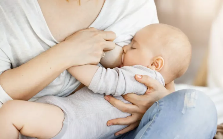 Les positions d'allaitement : placer bébé au sein