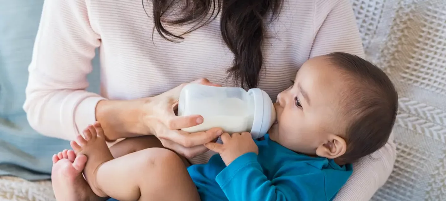 Biberon cuillère : une solution pour l'allaitement mixte