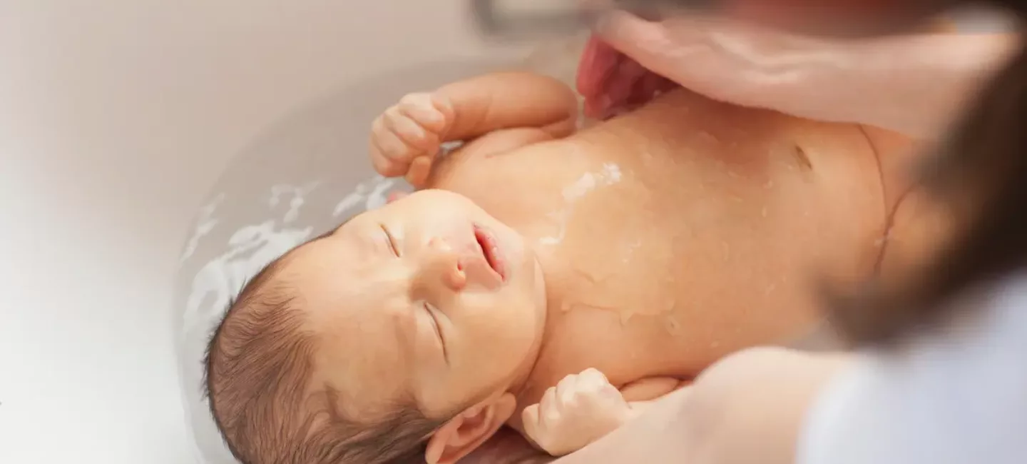 Comment donner le bain à un nouveau-né ?