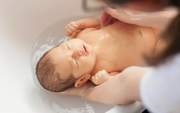 Comment donner le bain à un nouveau-né ?