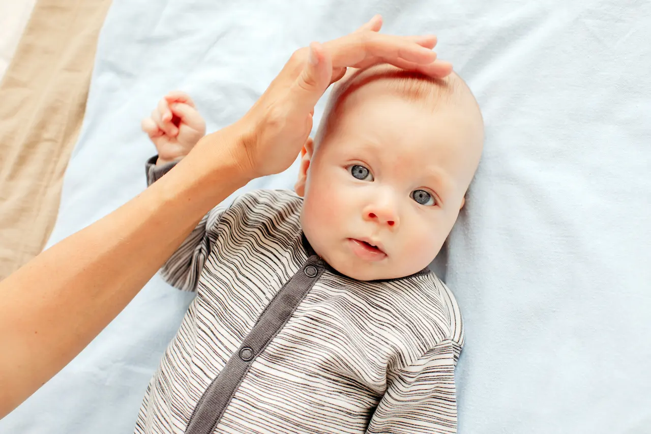 La plagiocéphalie : que faire si mon bébé a la tête plate ? may app santé