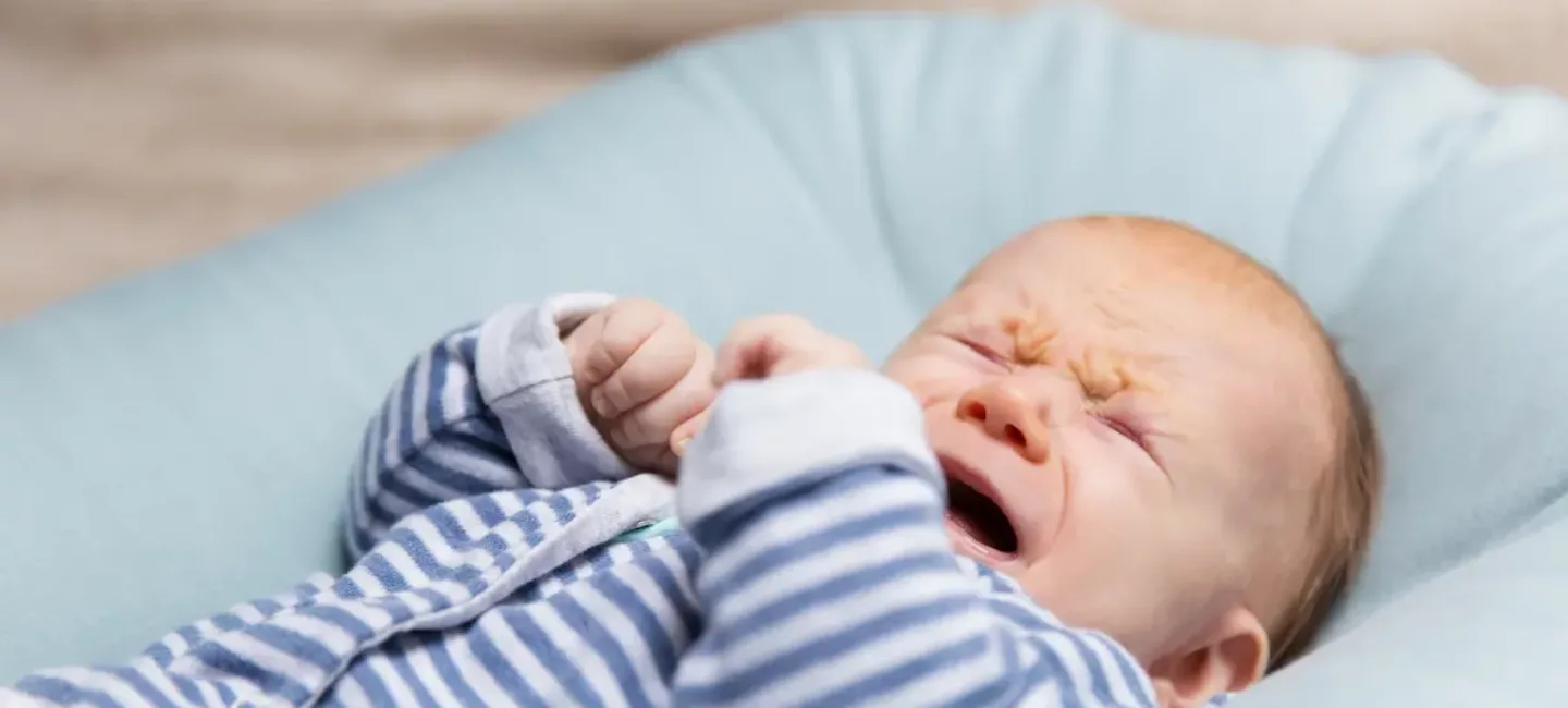 Bébé pleure de fatigue mais ne veut pas dormir : que faire ?