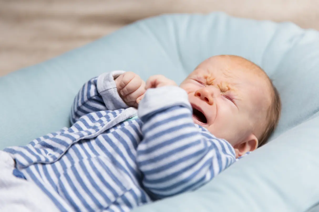 Bébé pleure de fatigue mais ne veut pas dormir que faire ? May app