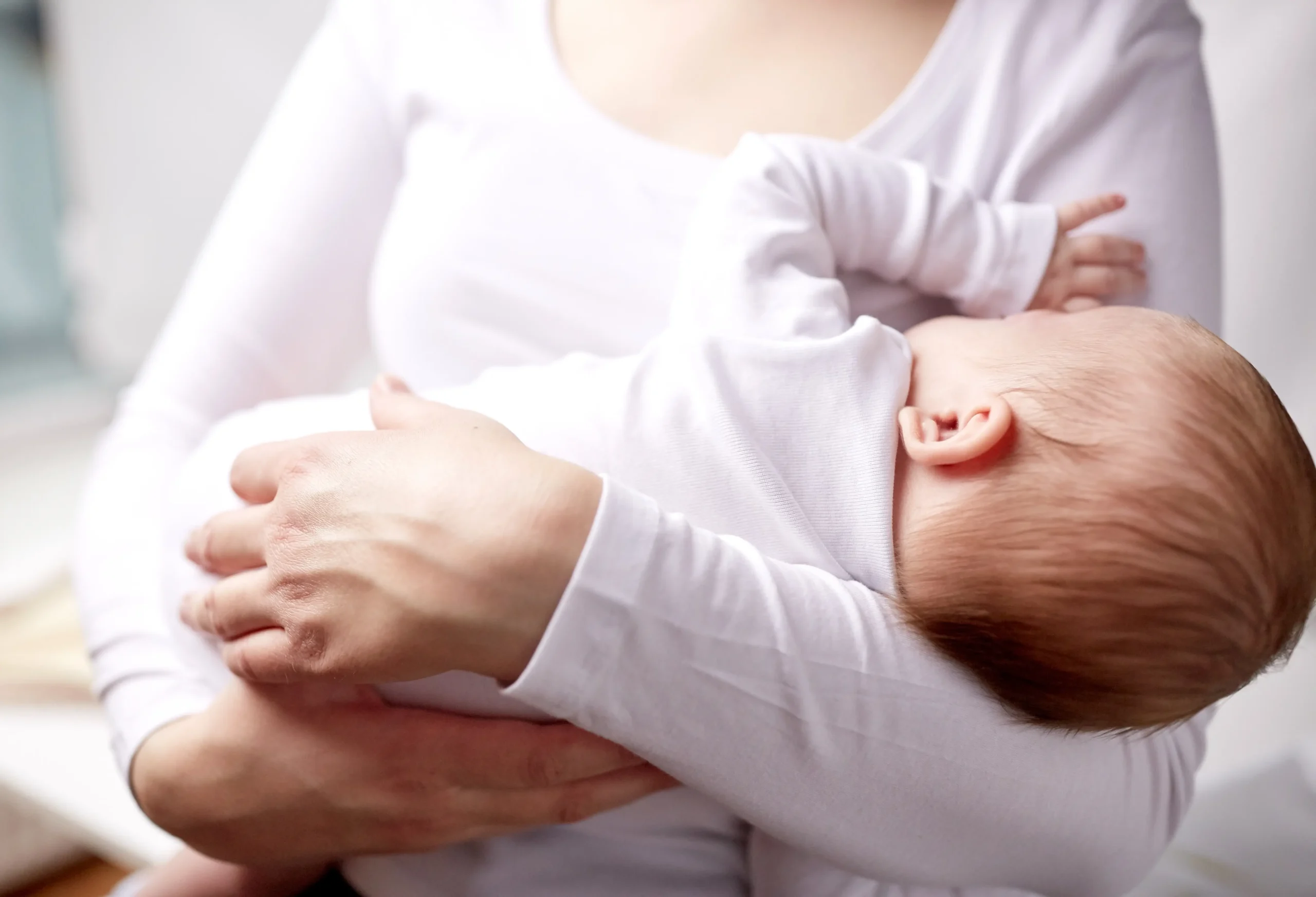 Bébé pleure de fatigue mais ne veut pas dormir : causes et solutions 3 Bébé pleure de fatigue mais ne veut pas dormir : causes et solutions - May app santé