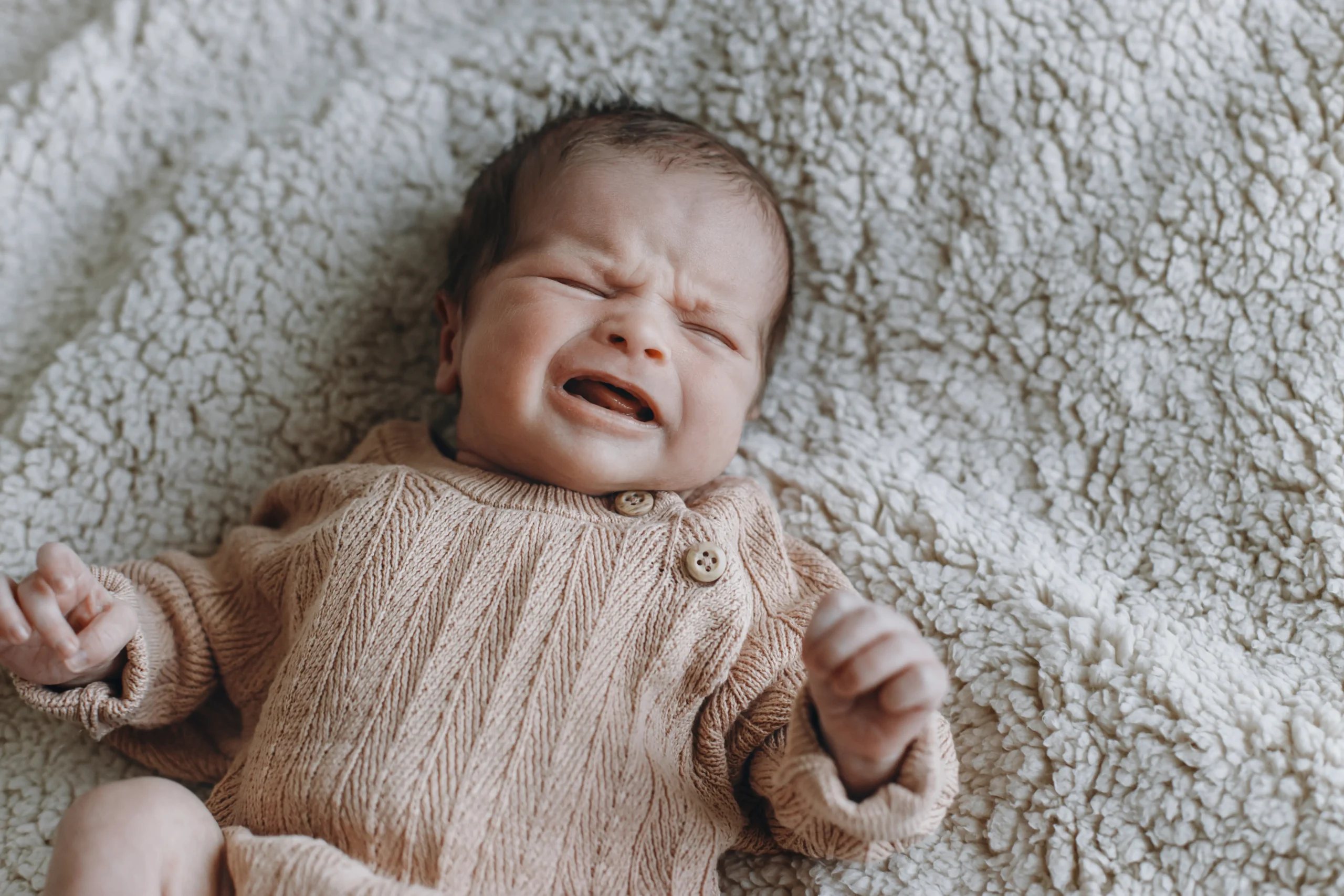 Bébé pleure de fatigue mais ne veut pas dormir : causes et solutions 2 Bébé pleure de fatigue mais ne veut pas dormir : causes et solutions - May app santé