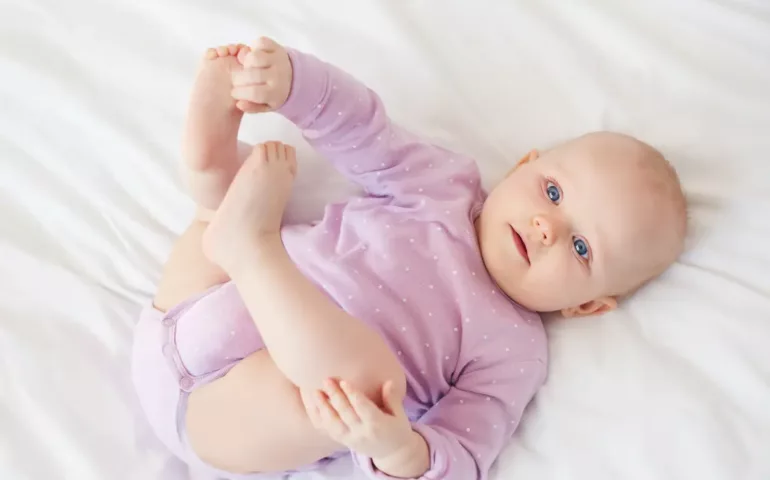 Bébé de 6 mois ne veut plus son biberon : que faire ?