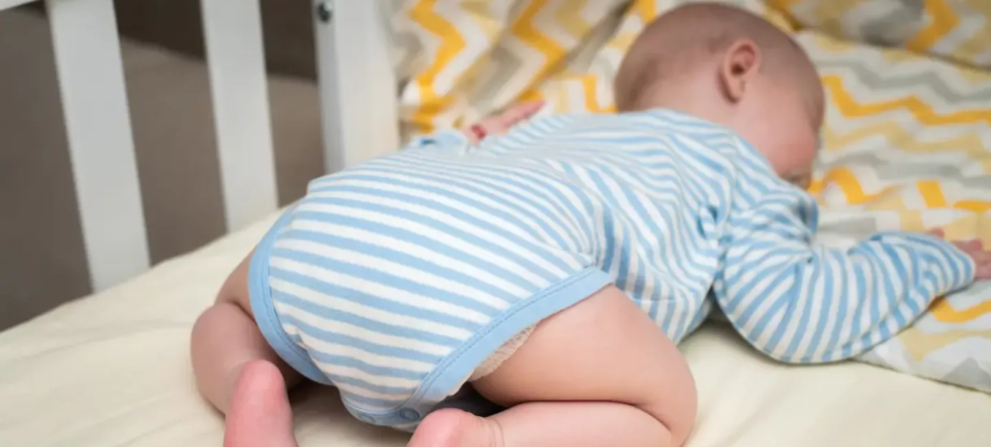 Mon bébé de 6 mois dort sur le ventre, est-ce grave ?