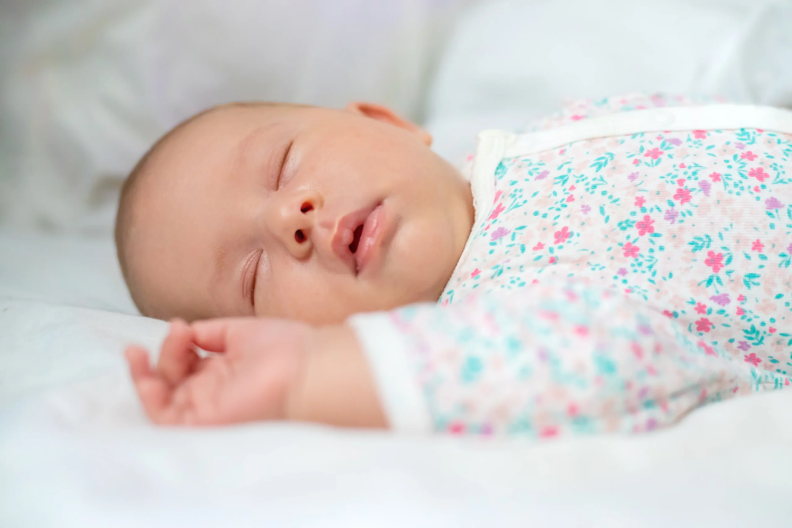 Bébé pleure de fatigue mais ne veut pas dormir : causes et solutions 4 Bébé pleure de fatigue mais ne veut pas dormir : causes et solutions - May app santé