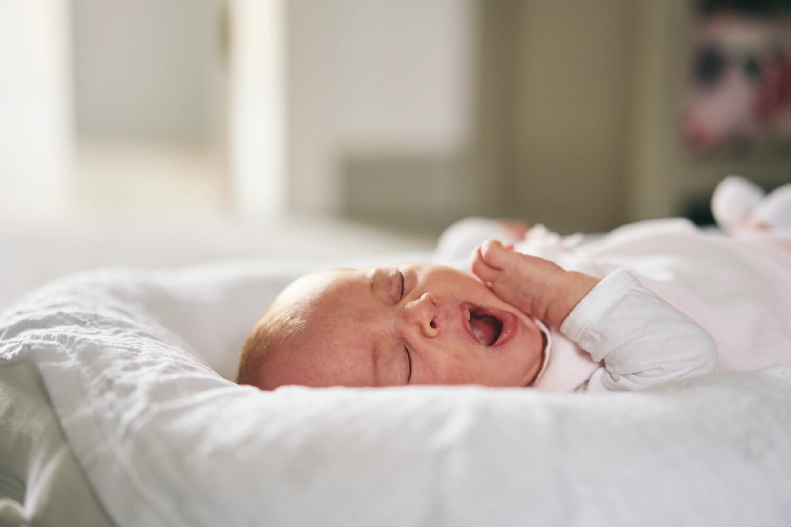 Bébé pleure de fatigue mais ne veut pas dormir : causes et solutions 1 Bébé pleure de fatigue mais ne veut pas dormir : causes et solutions - May app santé