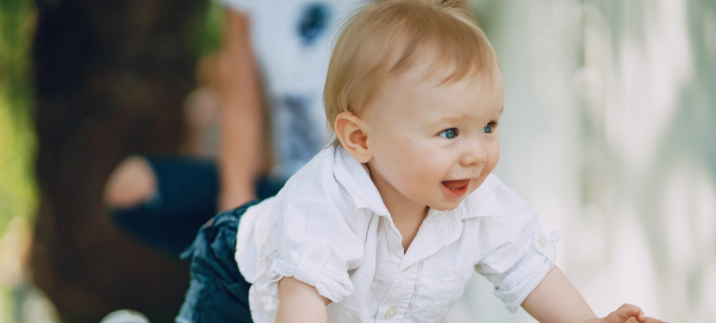 A quel âge un bébé commence-t-il à ramper ?