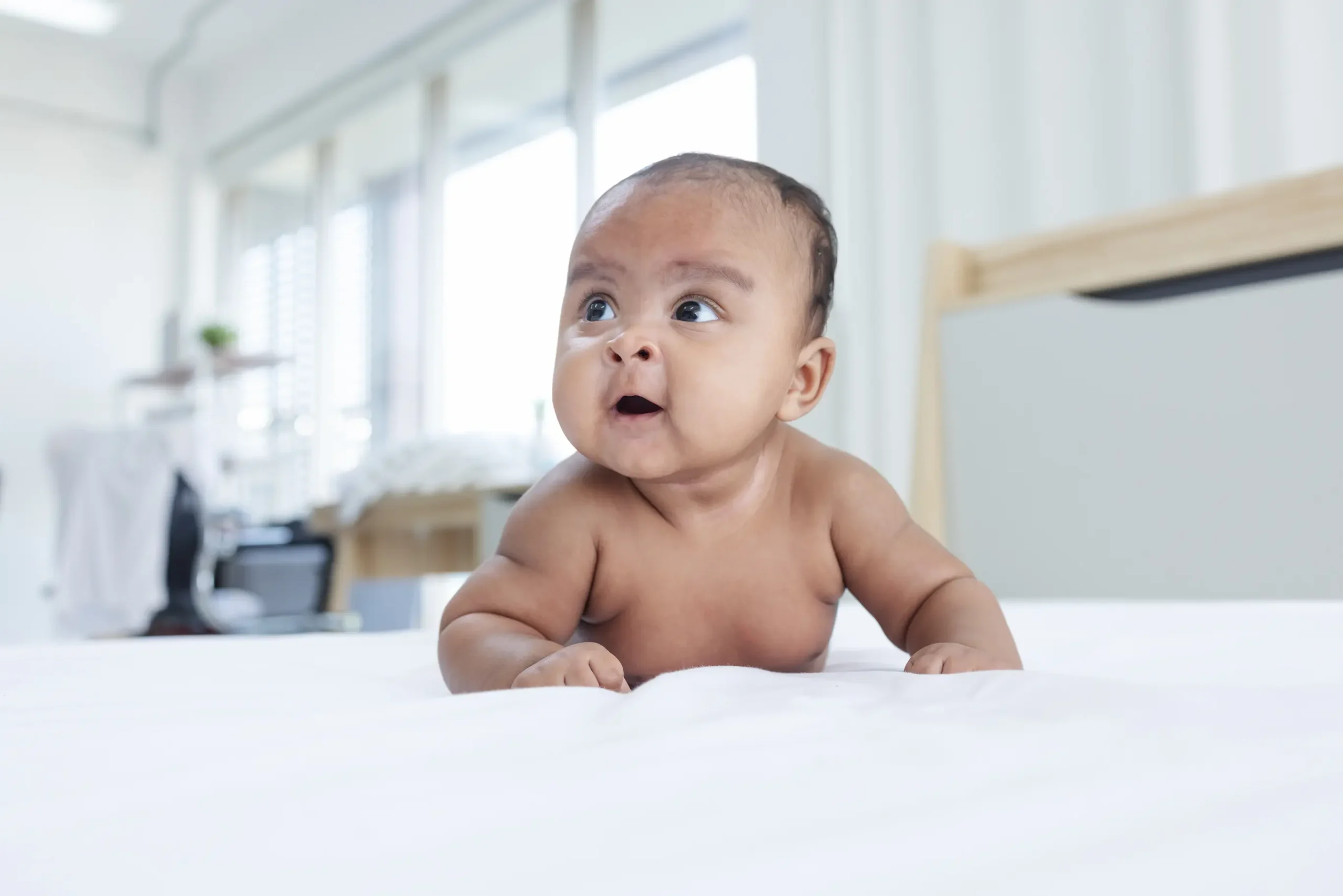 À quel âge un bébé se retourne et comment l’aider ? may app santé