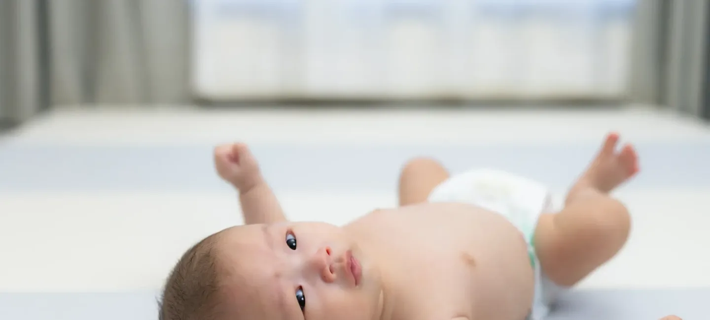 À quel âge un bébé se retourne et comment l’aider ? may app santé