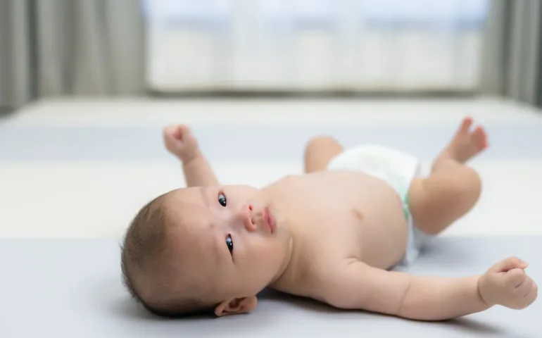 À quel âge un bébé se retourne et comment l’aider ? may app santé
