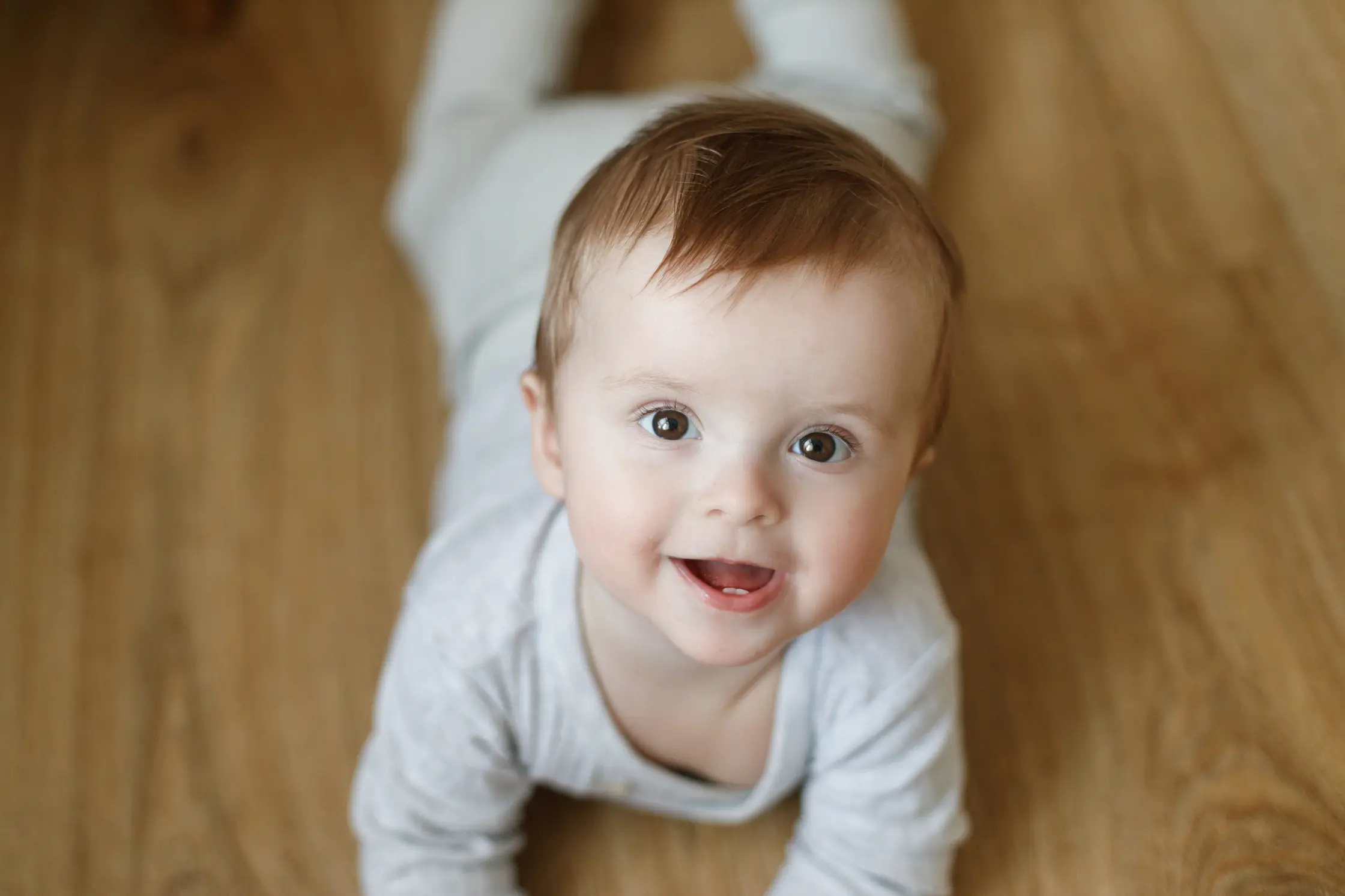 À quel âge un bébé se retourne et comment l’aider ? may app santé