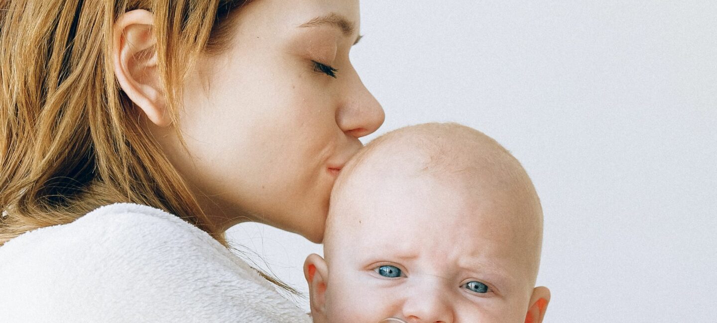 Comprendre et traiter les croûtes de lait chez son bébé