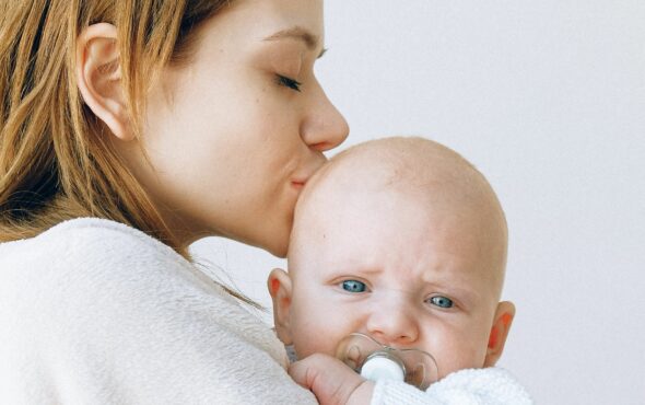 Comprendre et traiter les croûtes de lait chez son bébé - May App Santé