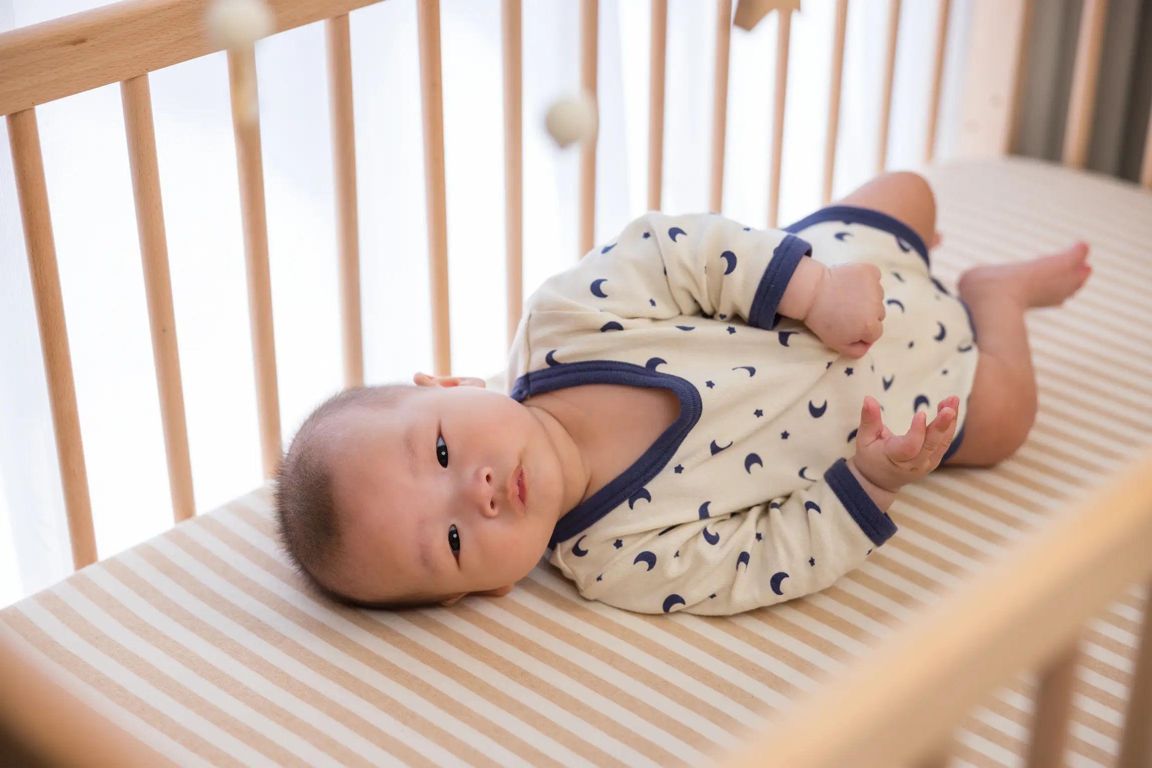 À quel âge un bébé se retourne et comment l’aider ? may app santé