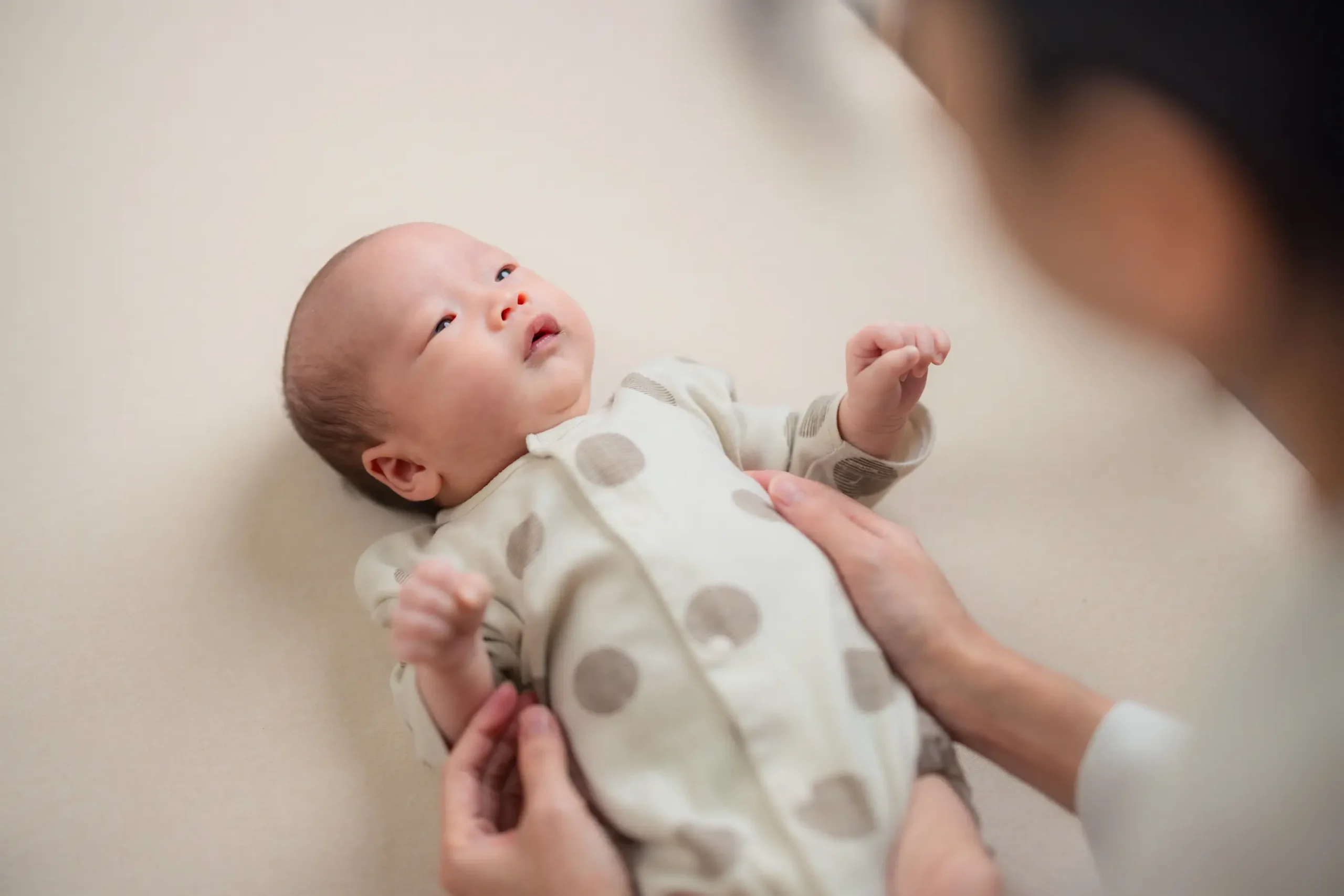 À quel âge un bébé se retourne et comment l’aider ? may app santé