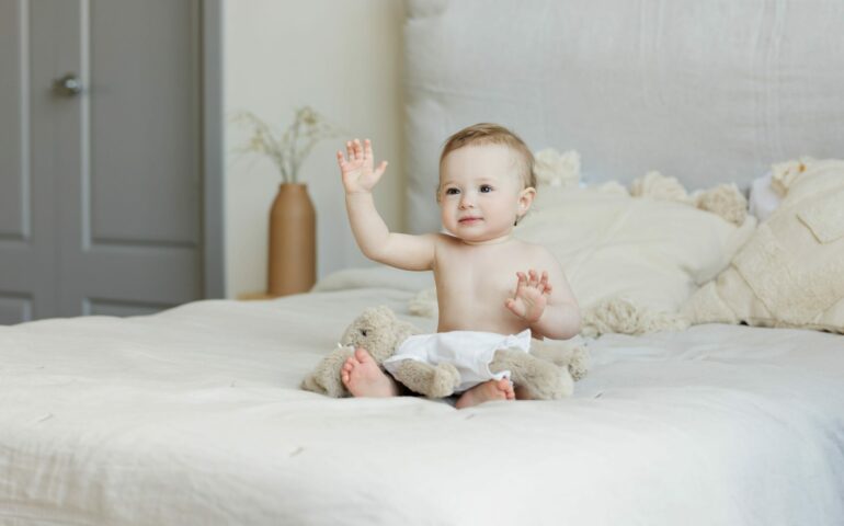 a quel age bebe se tient assis