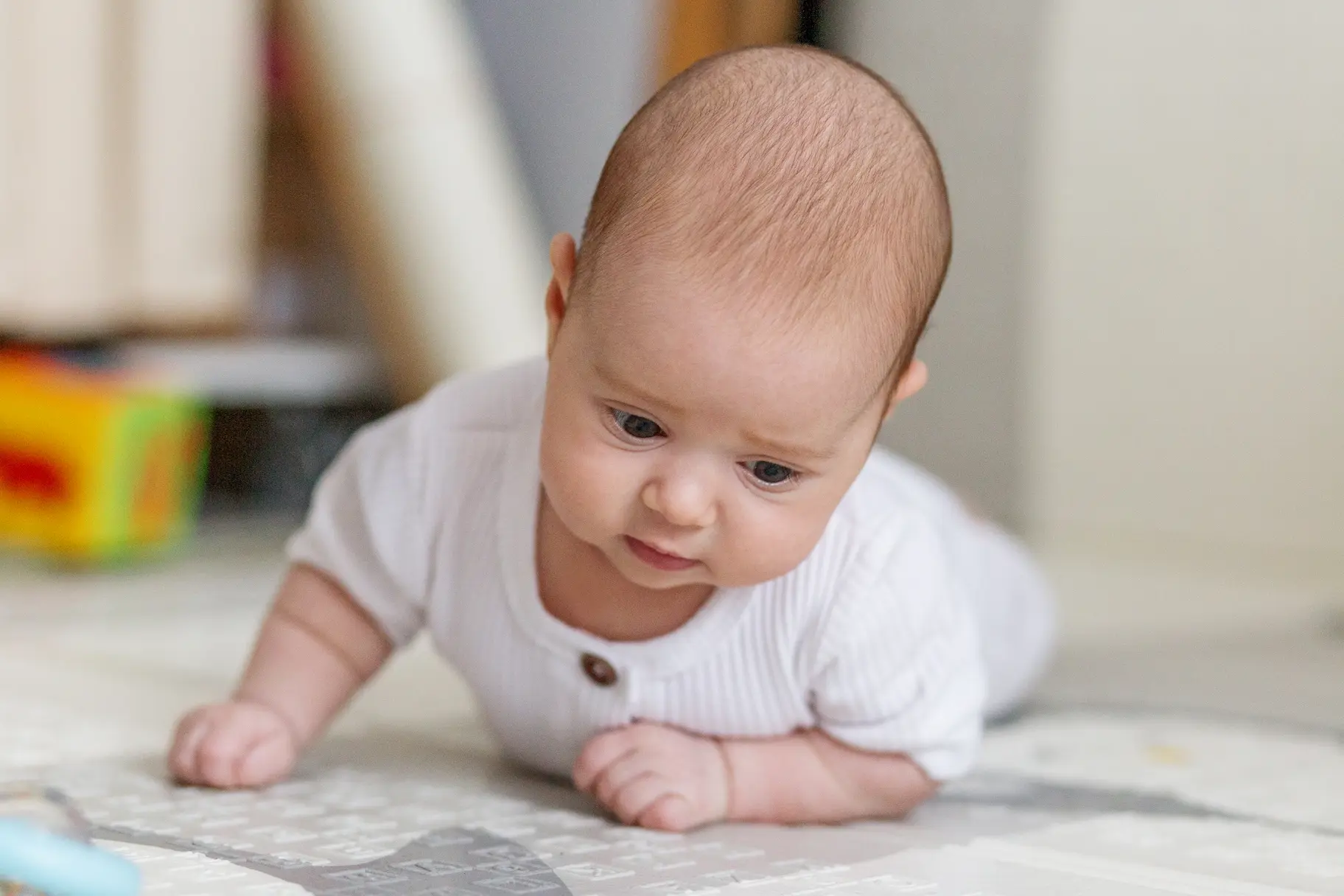 À quel âge un bébé se retourne et comment l’aider ? may app santé
