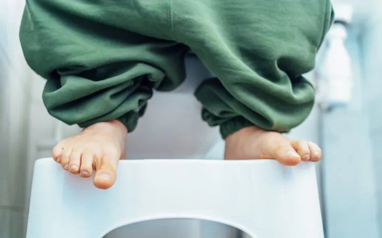 positions pour aider son bébé à faire caca