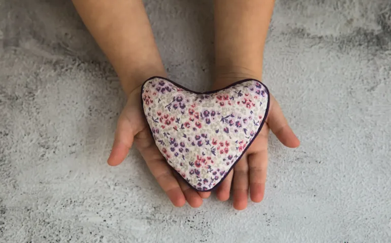 Premiers secours bébé : le massage cardiaque expliqué May app santé