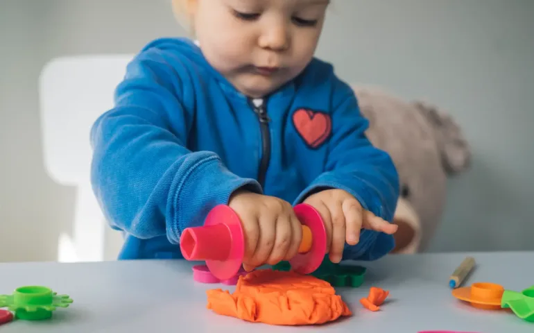 Pâte à modeler bébé : quand et comment commencer ? May app santé