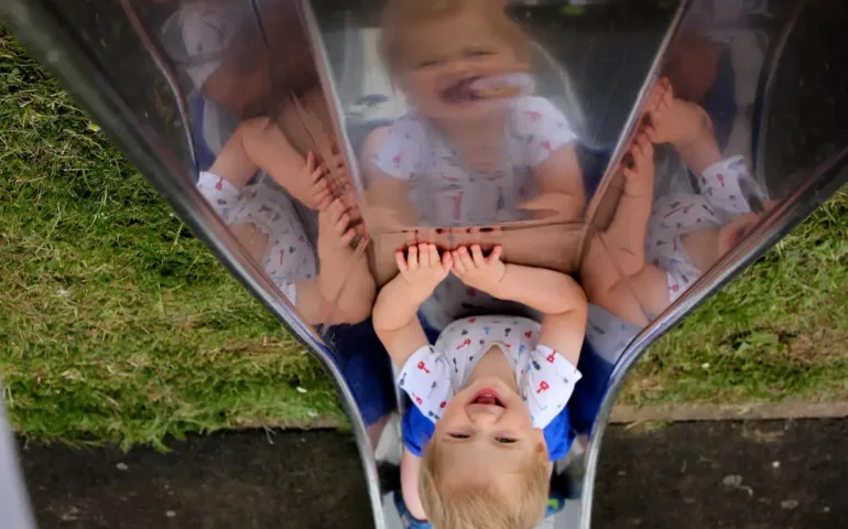 Bébé rigole : comprendre et encourager ses premiers rires may app santé