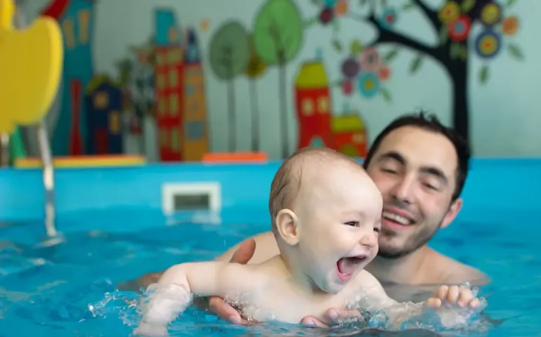 Piscine bébé : sécurité et bienfaits de la baignade may app santé